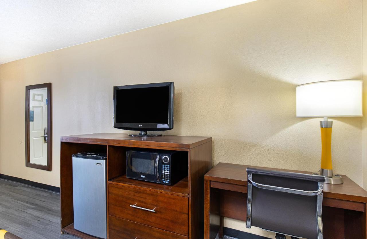 Super 8 By Wyndham Nashville West Exterior photo