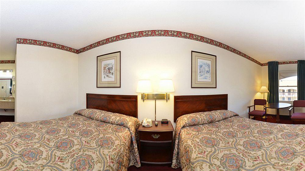 Super 8 By Wyndham Nashville West Exterior photo