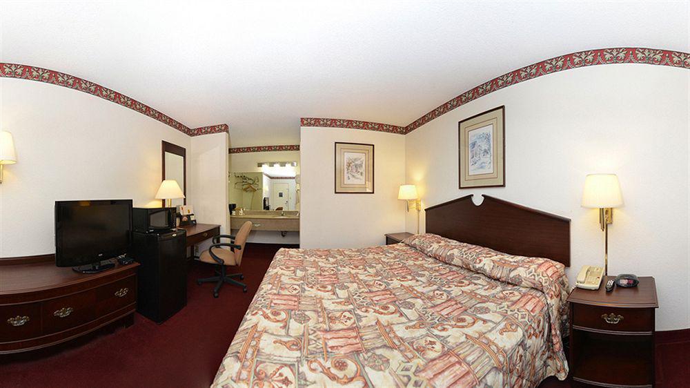 Super 8 By Wyndham Nashville West Exterior photo